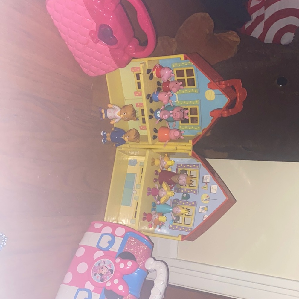 Peppa pig house with families